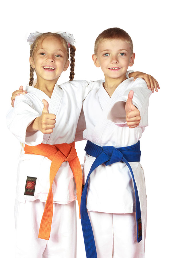 kids that do karate takintg a picture together.